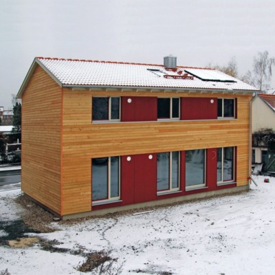 Ein Holzhaus im Zeitraffer